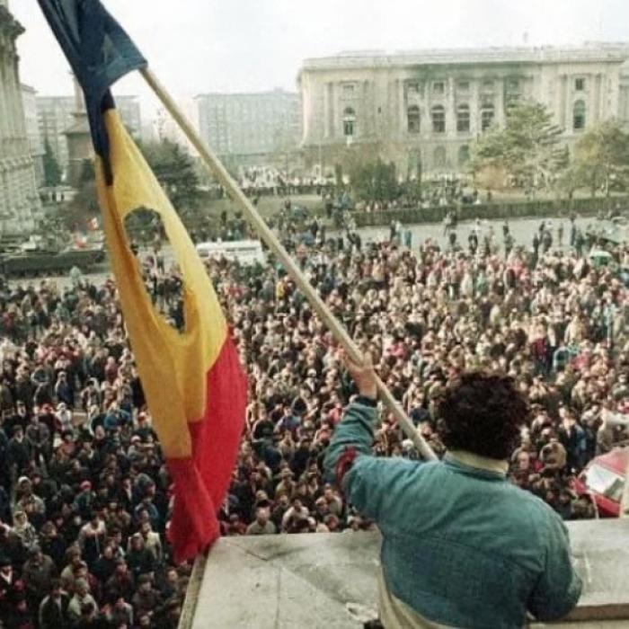 Institutul Revoluţiei al lui Iliescu, desfiinţat de Guvern în decembrie, înlocuit de o direcţie specială