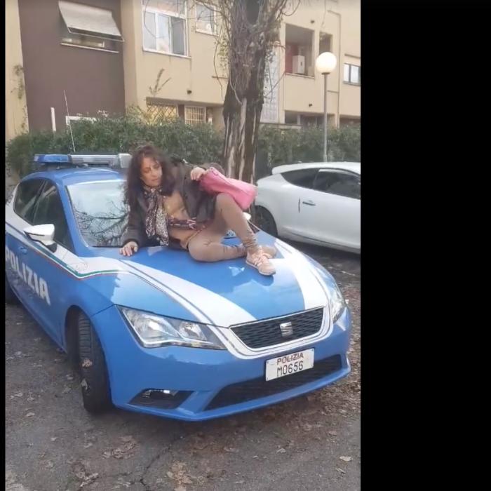 Viral în Italia: Două femei își fac poze pe mașina Poliției