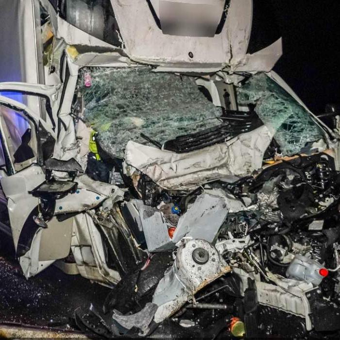 Doi români au murit după ce un autocar a lovit un autoturism