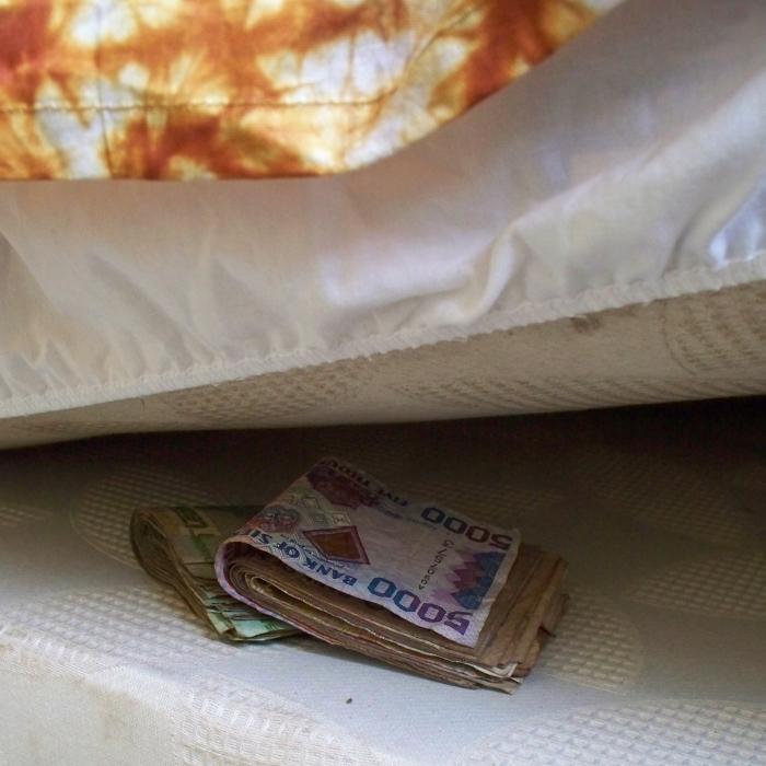 Un român a rămas fără banii puşi la saltea după ce a reuşit să strângă o mică avere