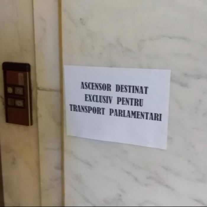 Ce NU este ADEVĂRAT în cazul doamnei Paula, liftiera de la ministerul Muncii