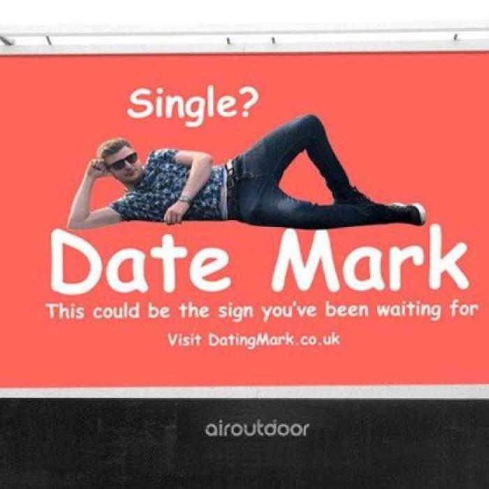 Marea Britanie: A dat sute de lire pentru a scrie pe un panou publicitar că își caută iubită. Rezultatul l-a șocat