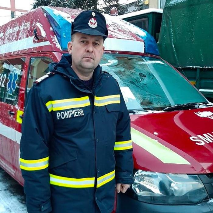 Şofer de TIR polonez, rămas desculţ în Suceava, după un accident. Un pompier i-a dat bocancii lui