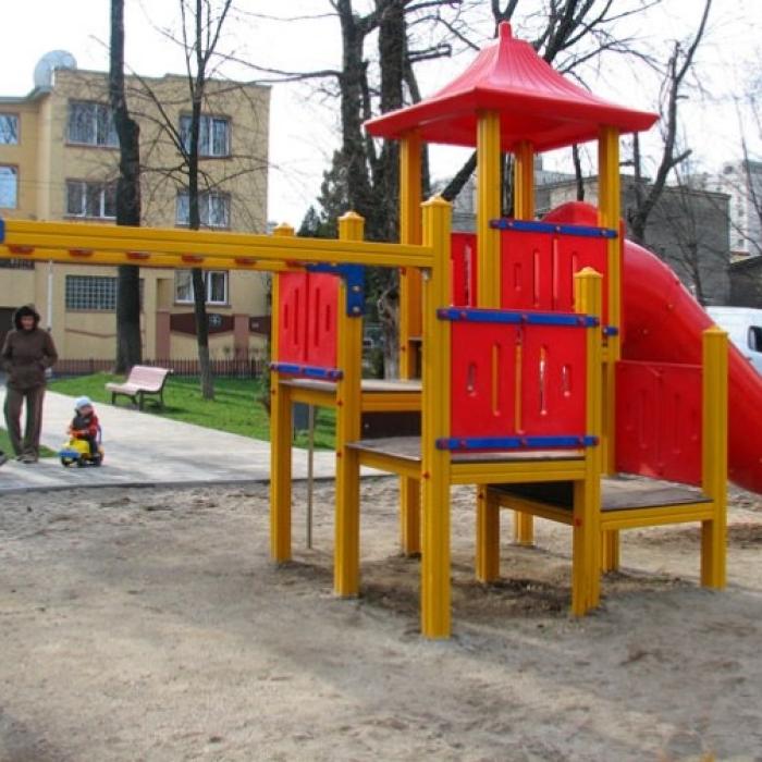 Copil de 9 ani, găsit MORT la locul de joacă 