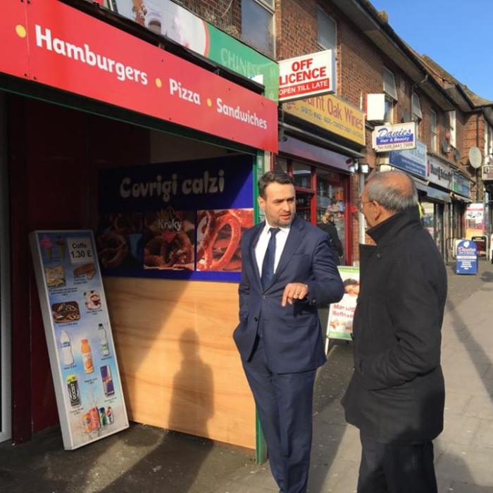 Londra. Cele două firme româneşti care au primit ameninţări xenofobe, vizitate de oficialii Ambasadei României