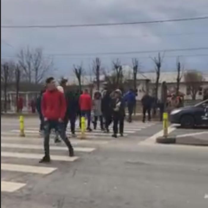 Protest pe DN1: Zeci de oameni au traversat în șir indian o trecerea de pietoni