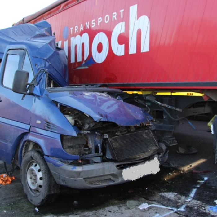 Accident grav în Ungaria: Doi moldoveni au murit și șase au fost grav răniți, după ce microbuzul lor a intrat sub un TIR