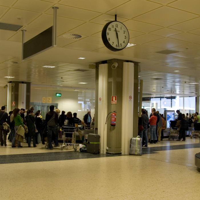 Sute de români, blocaţi de 24 de ore pe aeroportul din Valencia: "Ne tratează ca pe o turmă"