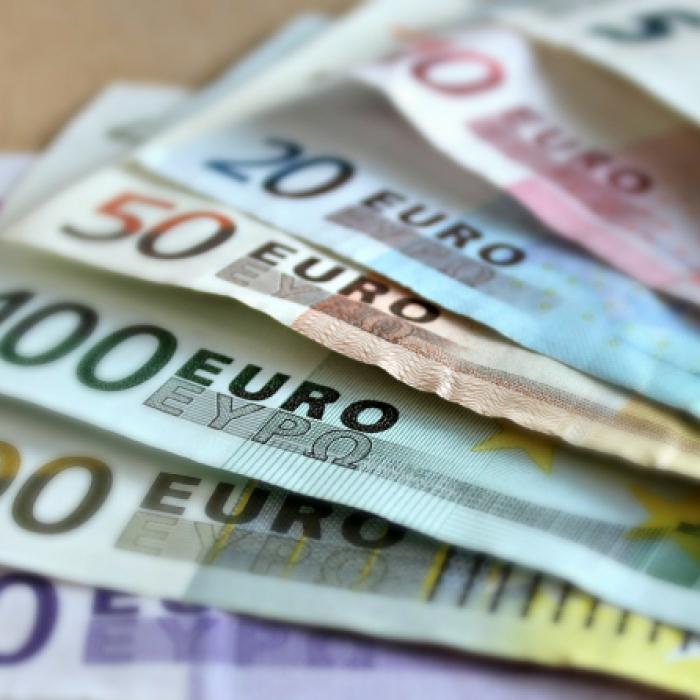 Euro ajunge la un nou maxim istoric! A sărit de 4,8 lei