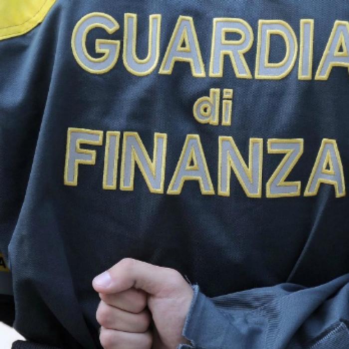 Italia. Zece românce lucrau într-un atelier fără contract. Garda de Finanțe a intrat pe fir