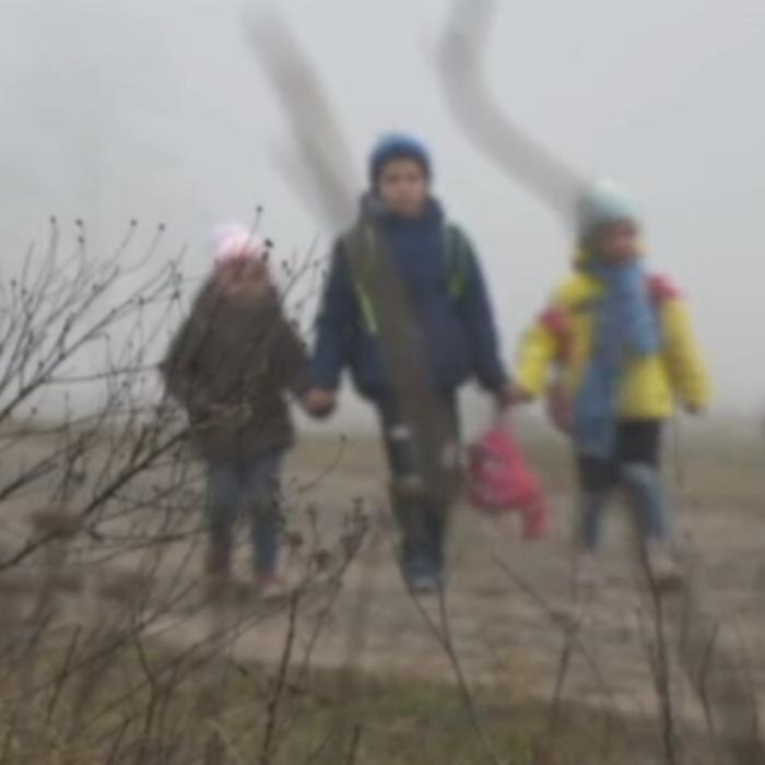 Mama e în Germania, tatăl i-a părăsit: Băiețel de 9 ani, „părinte“ pentru cele 4 surioare