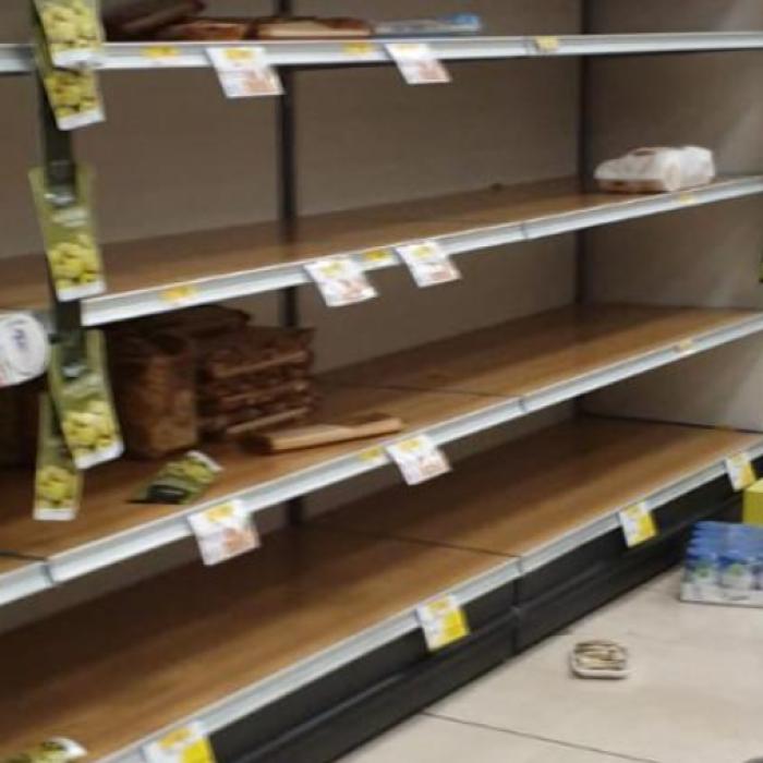 Românii blocaţi în oraşele din Italia au primit tone de alimente de la rudele din ţară (FOTO)