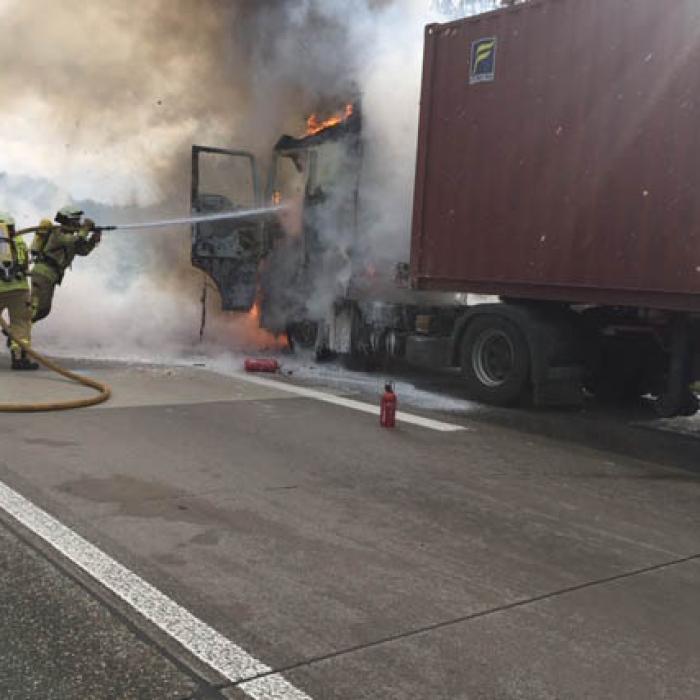 Germania. Un TIR românesc a ars ca o torță pe Autostrada A3 - FOTO