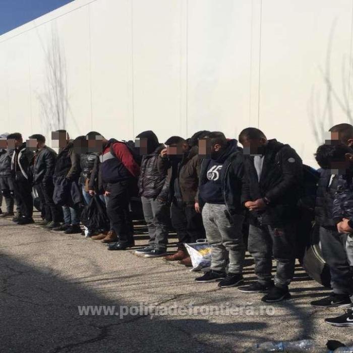 Arad: 20 de cetăţeni din Siria, Irak, Egipt și Palestina ascunşi într-un camion