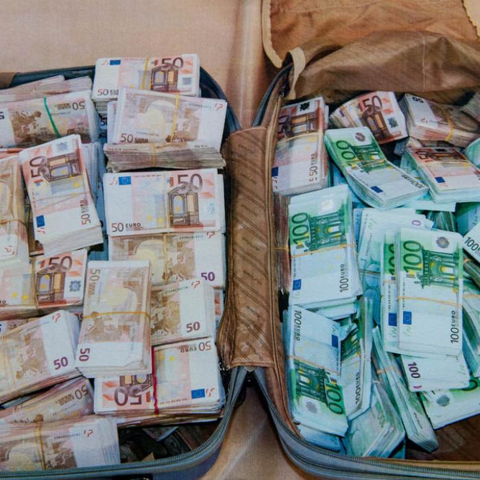 Cursul euro a explodat din nou. Se apropie de maximul istoric