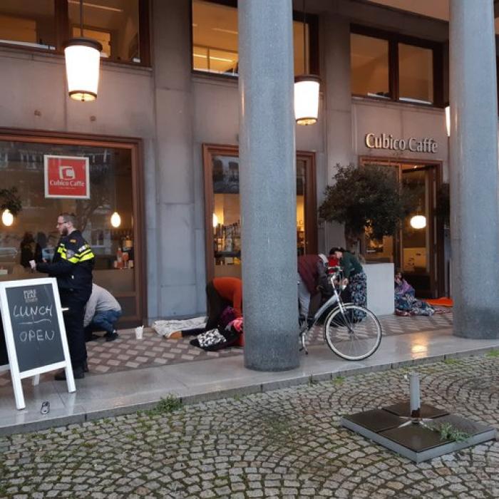 Olanda: 9 români, surpriză de proporții pentru patronul unui fast-food dintr-o gară: „Nici nu puteam deschide ușa“