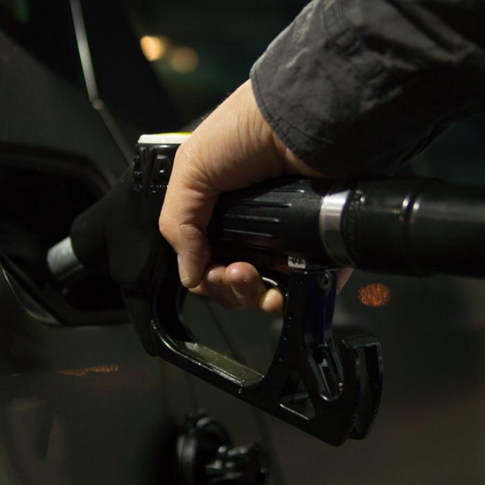Prețul benzinei scade drastic 
