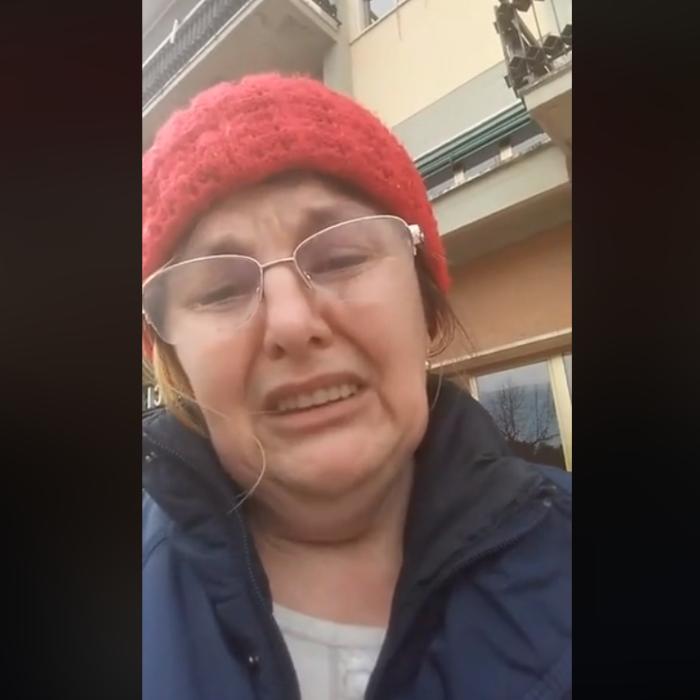 Româncă din Italia imploră ajutor: „A murit bătrâna! Nu am mașină spre România“ (video)