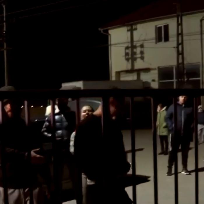 Românii întorși din Italia, izolați cu forța. Oamenii acuză că nu li s-a adus apă sau mâncare
