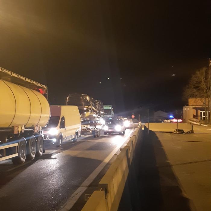 Zeci de șoferi români, blocați la granița dintre Italia și Slovenia: "Nu mai avem hrană, nu mai avem apă!"