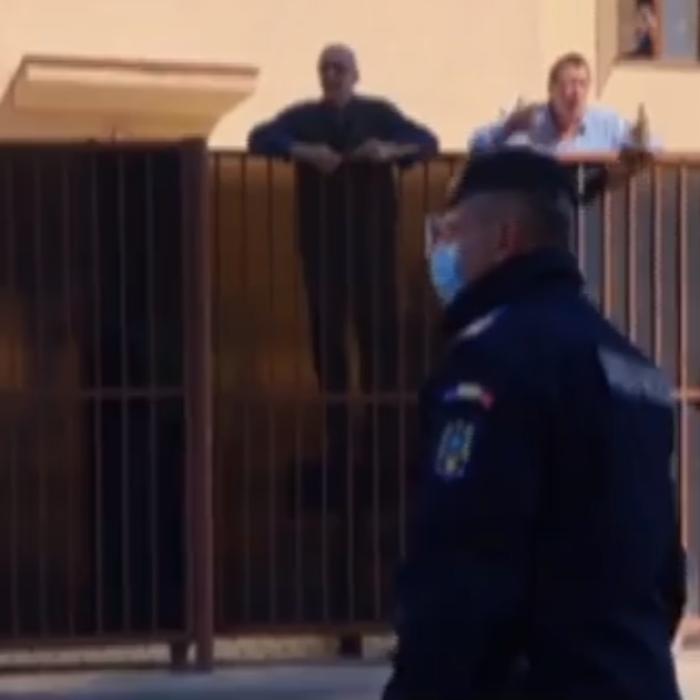 Scandal într-un centru de carantină. Oamenii sparg ușile: „Eu vin din Paris. Pierd 2.000 de euro pe zi“