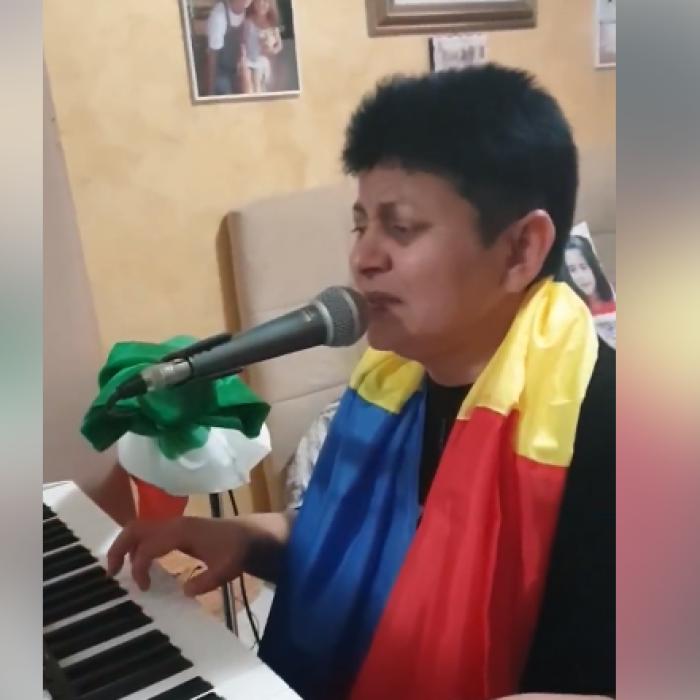 O româncă din Italia face senzație pe Internet: cântă "Doamne, ocrotește-ne pe toți" - VIDEO