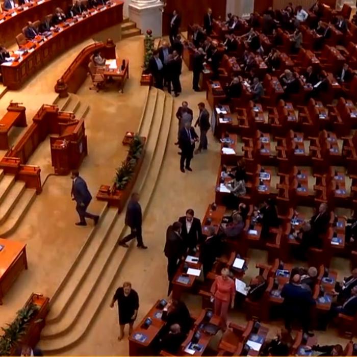 Decretul de instituire a stării de urgenţă a trecut, în Parlament