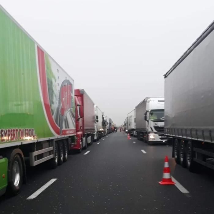 Marcel Vela: „Şoferii de TIR care vin din zone roşii, în carantină doar dacă prezintă simptome”