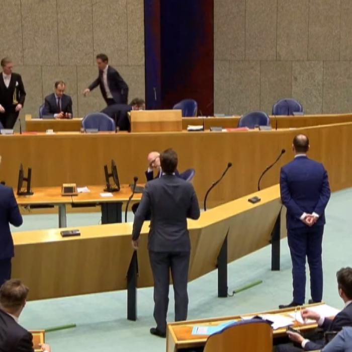 Ministrul sănătăţii din Olanda s-a prăbuşit din cauza oboselii în timp ce răspundea la întrebări (VIDEO)