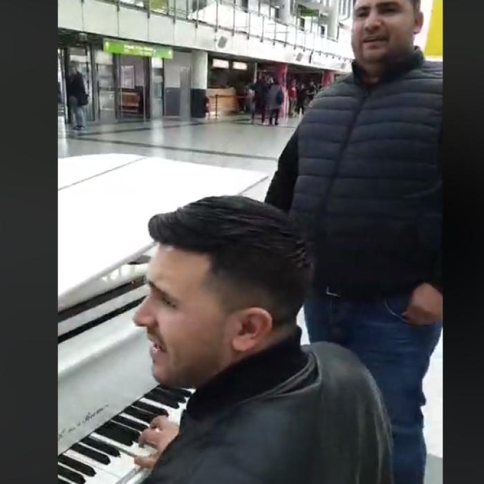 Doi români au făcut senzație pe un aeroport din Germania. Au cântat "Orice furtună ar veni" - VIDEO