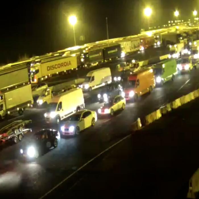 Șoferii de camioane așteaptă 10 ore pentru a intra în țară, la vama Nădlac II