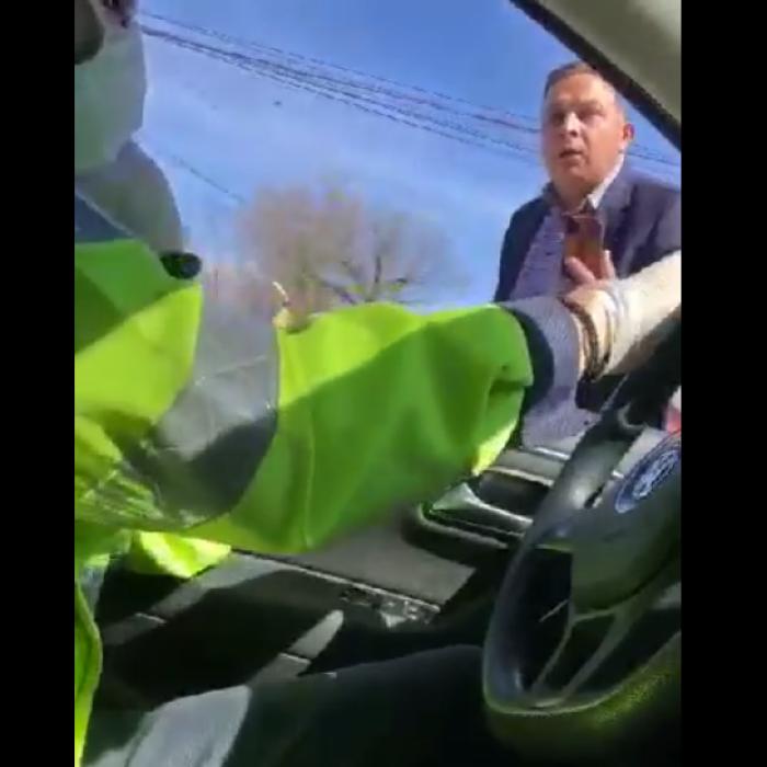 Primar PSD, scandal cu poliţia după ce a fost tras pe dreapta: "Asta e proprietatea mea, să ştiţi!"