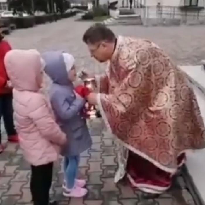 Coronavirus în România. Imagini cu copii care sunt împărtășiți cu aceeași linguriță, în plină epidemie (VIDEO)