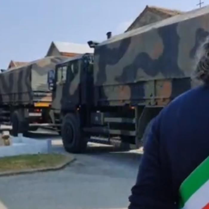 Italia. Imagini de groază: Convoiul militar cu cadavre de la Bergamo, întâmpinat de primar la cimitirul din Ferrara. Video