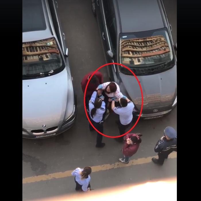 VIDEO VIRAL. O româncă care nu a respectat izolarea țipă după ajutor când este luată de polițiști: „Nu vreau să merg nicăieri!”