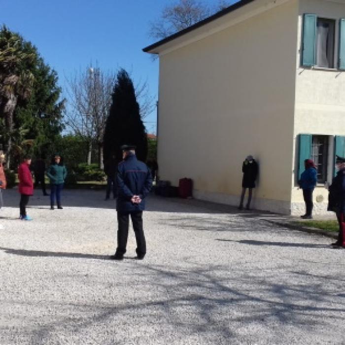 Italia. Patronul a blocat 17 români care au vrut să plece spre România cu un avion special