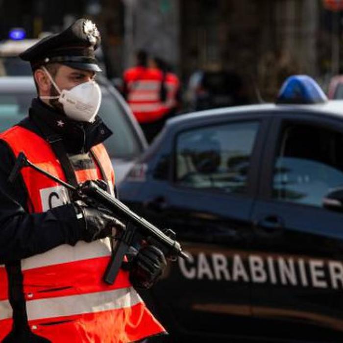 În plină pandemie, trei români din Italia au încins grătarul în fața blocului. Politiștii au intervenit imediat