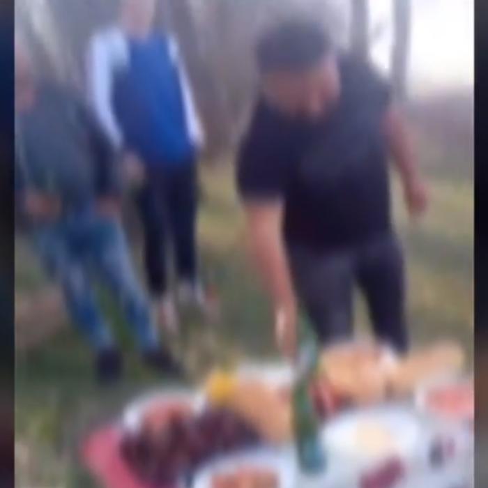 Paranghelie cu mici și bere, transmisă live: „Bombardiere, aici! Să vină izoleta! Bravo, băieţii”