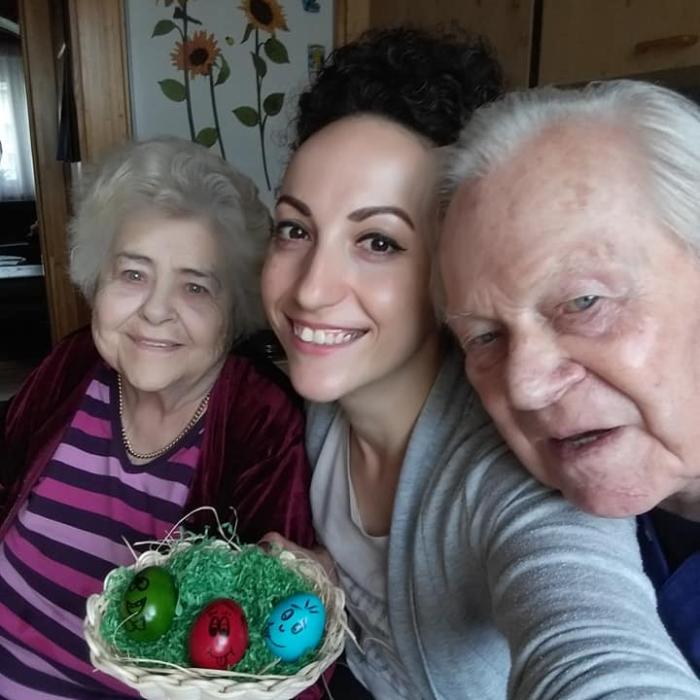 Adriana, lăudată în Austria, după ce a rămas alături de bătrânii pe care-i îngrijește: "Ne simţim în siguranţă. Suntem o echipă"