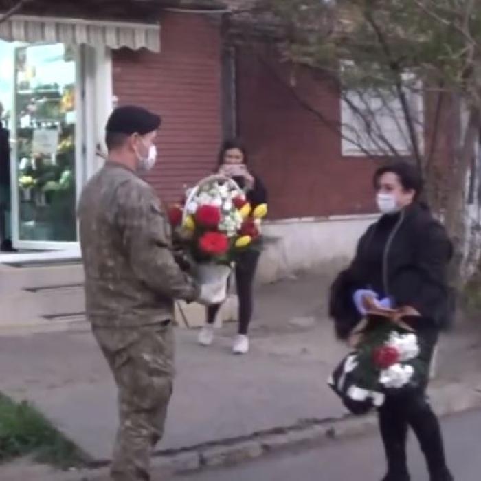 Asistenta româncă umilită de vecini, așteptată cu flori și aplauze de militari (VIDEO)