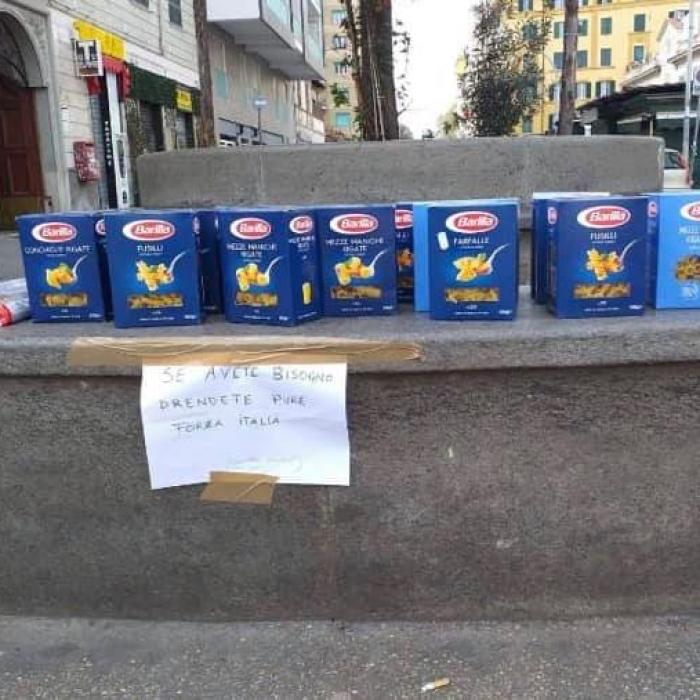 Mobilizare exemplară în Italia: Oamenii lasă alimente pe stradă pentru cei nevoiași - FOTO