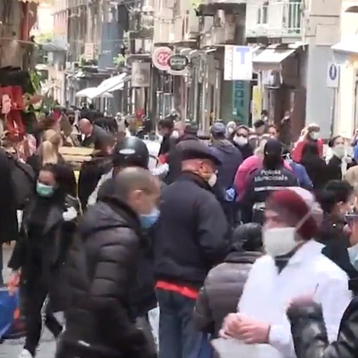 Corriere della Sera: „Asta-i carantină?!”. La Napoli, sute de oameni pe stradă. Polițiștii strigă la ei să se îndepărteze (VIDEO)
