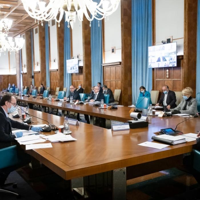 Medicii care lucrează cu pacienţi cu COVID-19, bonus 500 de euro/lună. OUG, discutată luni