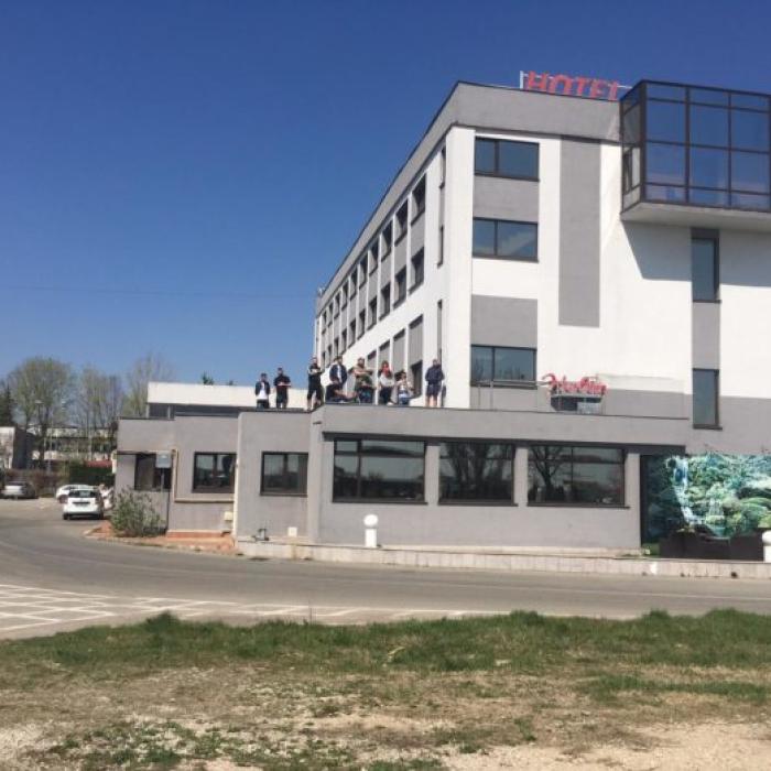 Protest pe acoperişul unui hotel de carantină din Craiova. Toţi manifestanţii erau veniţi din zone roşii ale Europei
