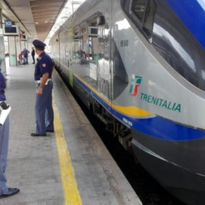 Italia. Româncă, agresivă cu poliţiştii care au salvat-o. A vrut să se arunce cu orice preţ în faţa unui tren