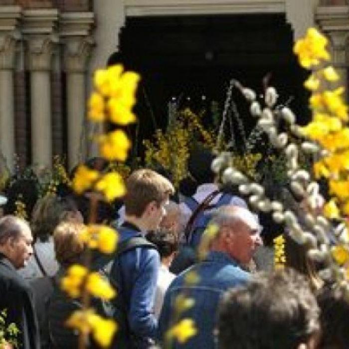 Creştinii ortodocşi sărbătoresc Floriile. Tradiţii şi obiceiuri