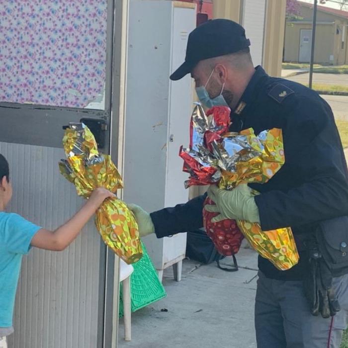 Caz emoționant în Italia. O femeie a sunat la Poliție: "Ajutor! Nu pot cumpăra ouă de Paște pentru copii"