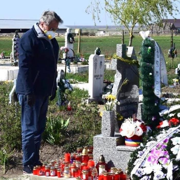 Marcel Vela, surprins la mormântul asistentei care a murit din cauza COVID-19 (FOTO)
