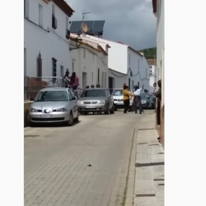 VIDEO-Locuitorii unui orășel din Spania au sărbătorit Paștele în stradă. Polițiștii au intervenit rapid