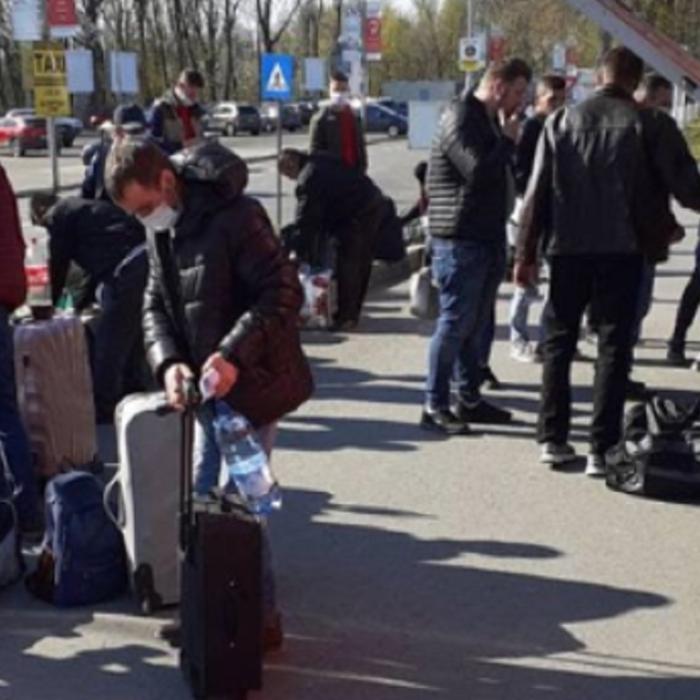 Peste 300 de muncitori români pleacă astăzi de pe aeroportul din Iaşi